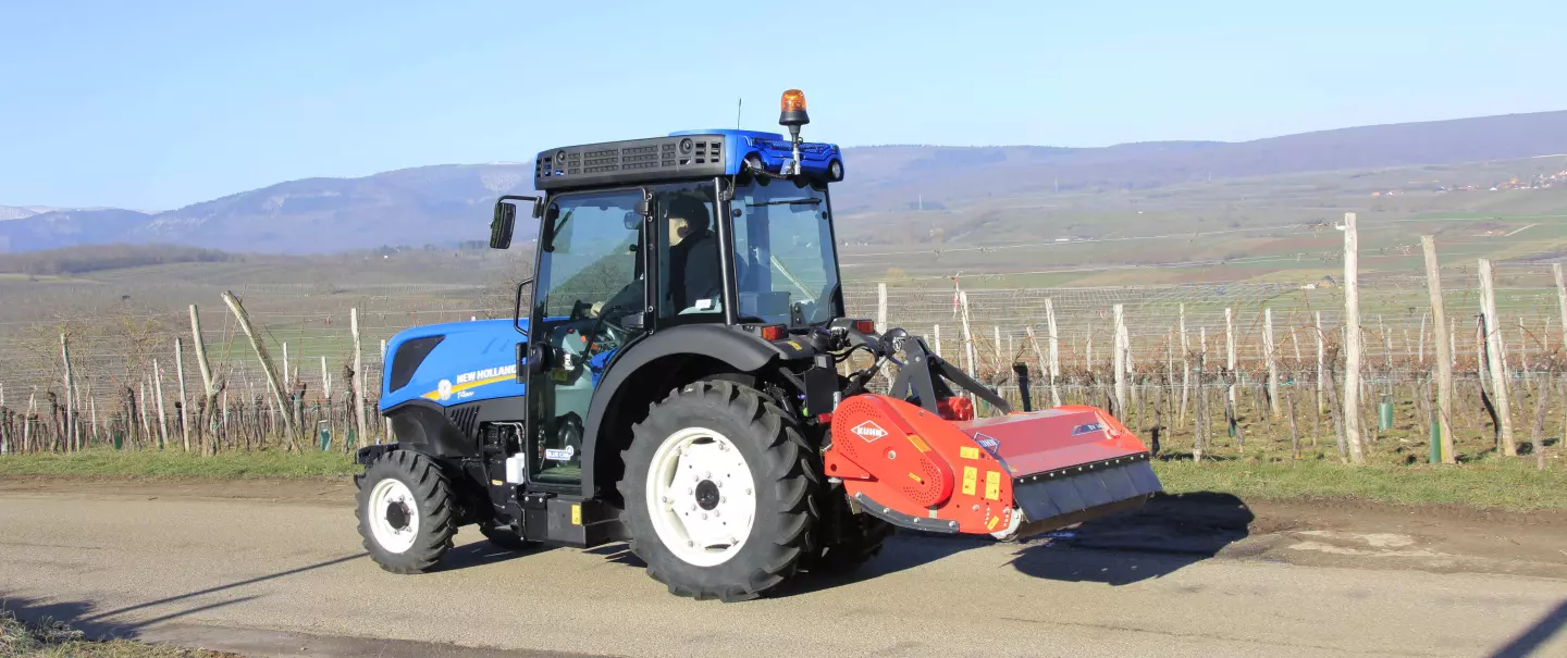 Photo du broyeur vignes BV 14 KUHN au transport sur route