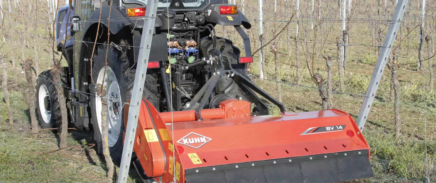 Photo du broyeur BV 14 au travail dans les vignes