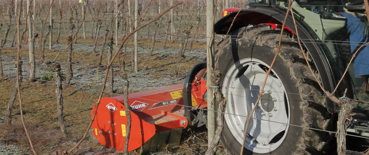 Photo du broyeur vignes et vergers BV 160 KUHN au travail