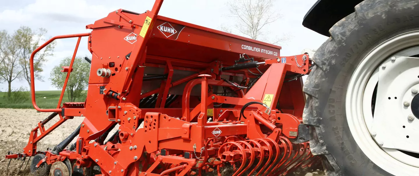 Cultivateur intégré à dents CD 300 et semoir INTEGRA au travail
