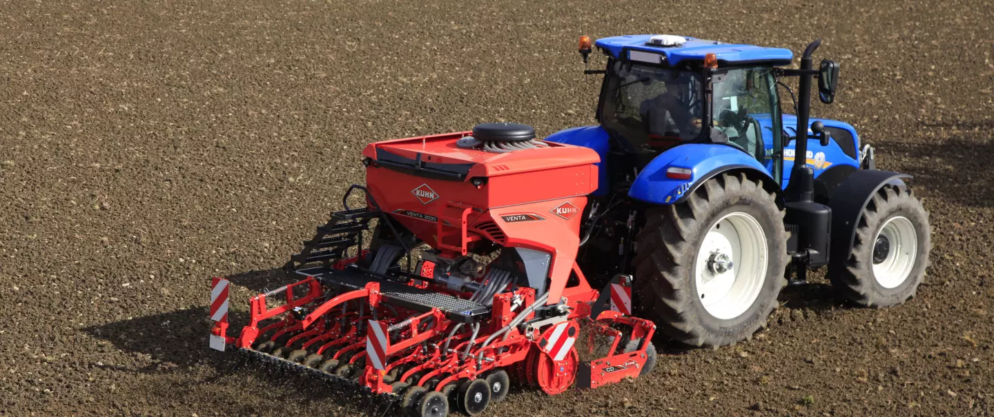 Combiné de semis avec semoir pneumatique VENTA 3030 et cultivateur à disques CD 3020 au travail