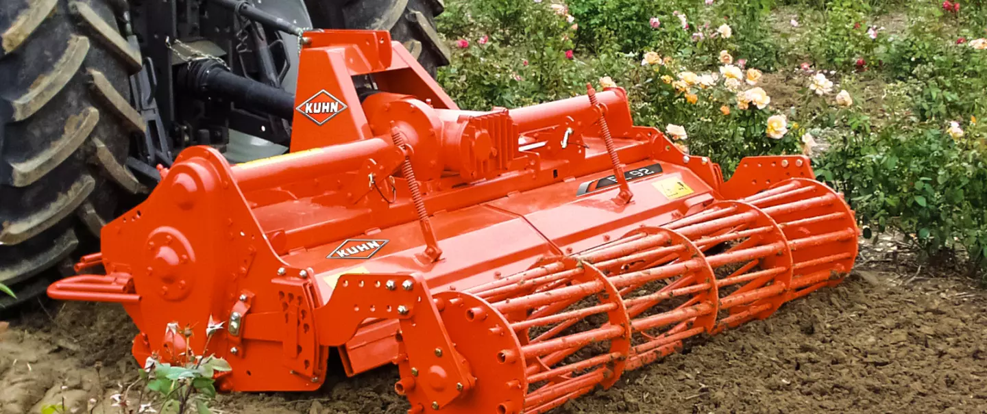 Fraise rotative EL 82 KUHN au travail dans un verger