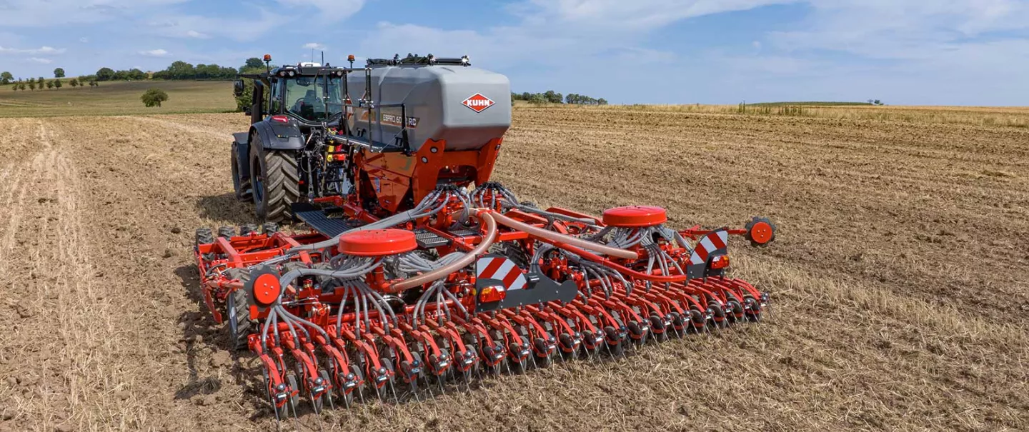 Les semoirs ESPRO 1002 R et RC associent haut débit de chantier, faible demande de traction et précision d’implantation.