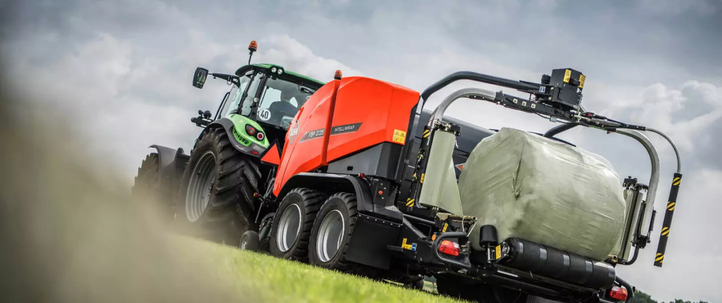 FBP 3135 enrubannant une balle sous un ciel nuageux