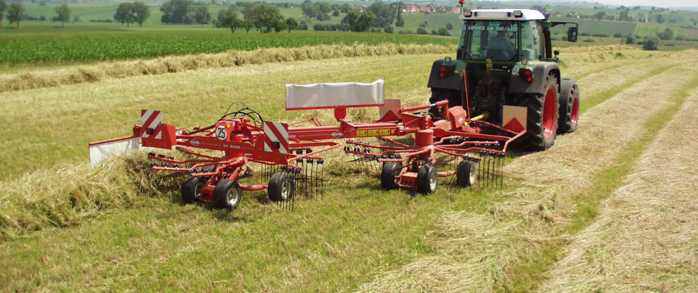 Photo de l'andaineur double rotors à dépose latérale GA 6002 au travail vue arrière