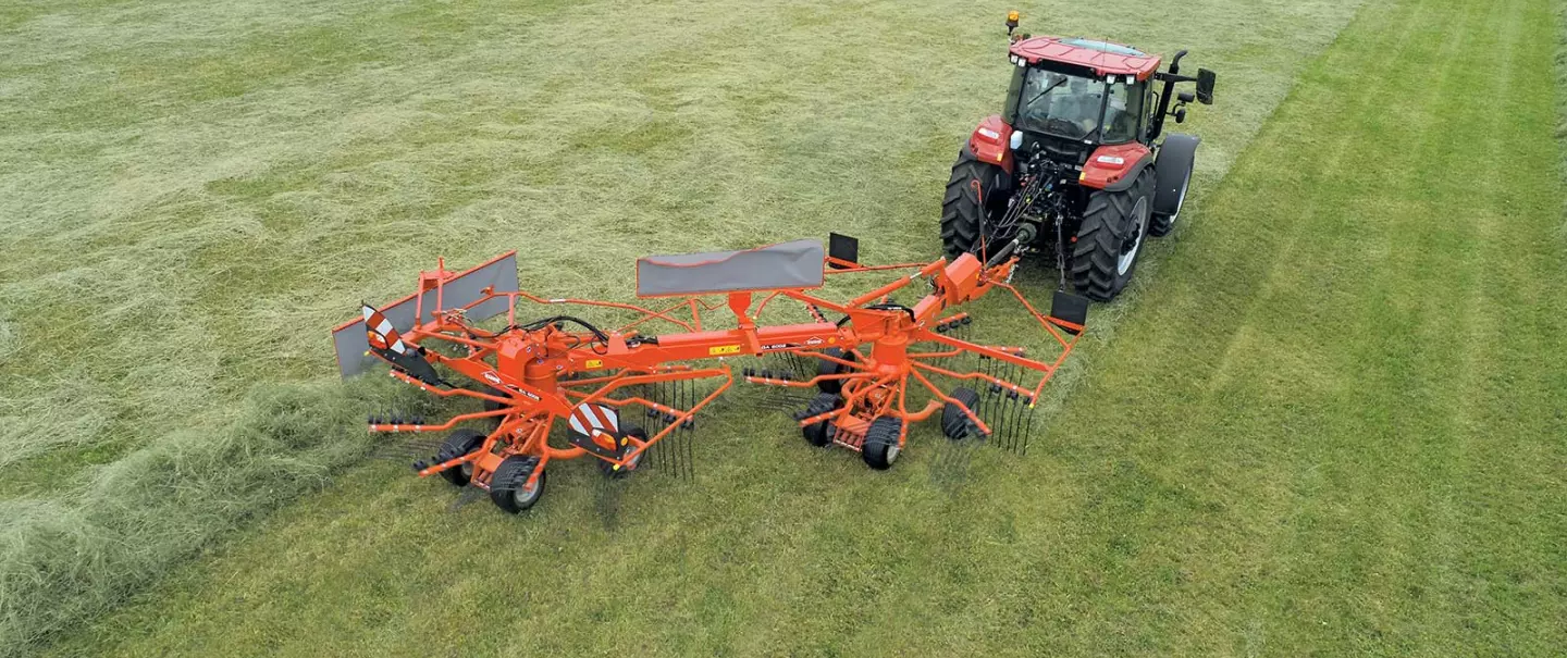 Photo de l'andaineur à dépose latérale GA 6002 au travail vue avant