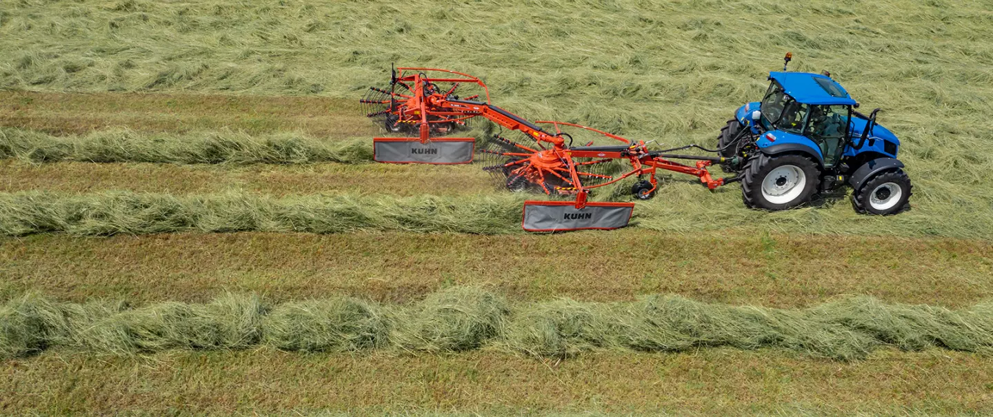 Photo de l'andaineur à dépose latérale GA 9032 KUHN au travail