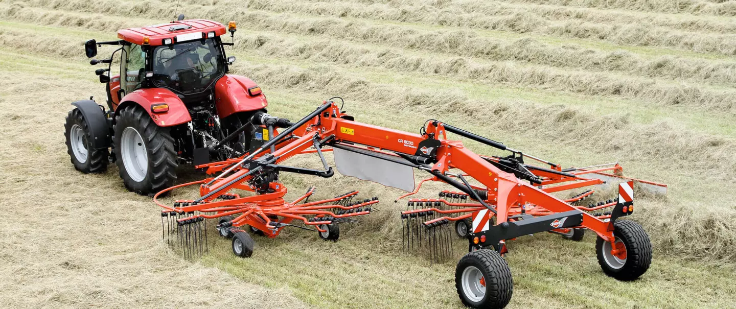 Photo de l'andaineur à dépose latérale GA 8030 KUHN en action 