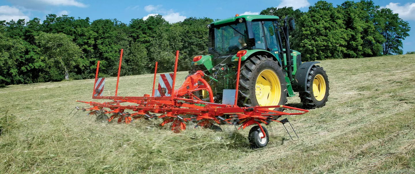 Photo du faneur GF 1002 KUHN au travail