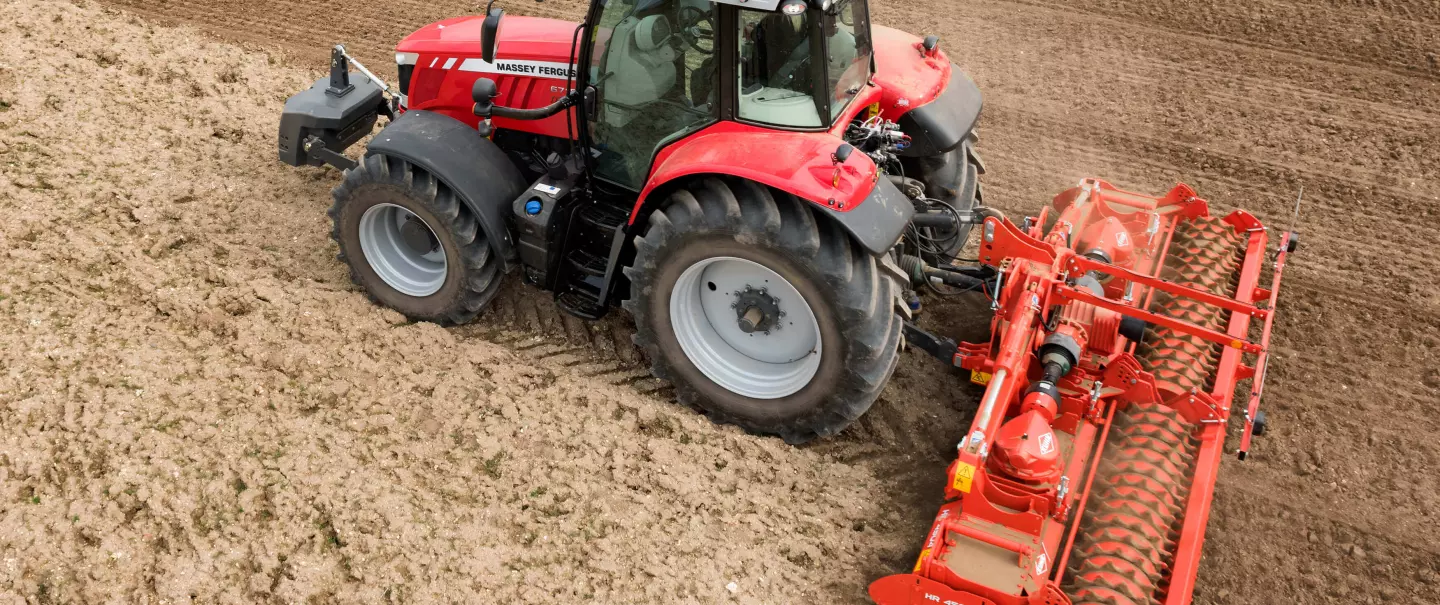 Herse rotative HR 4504 au travail