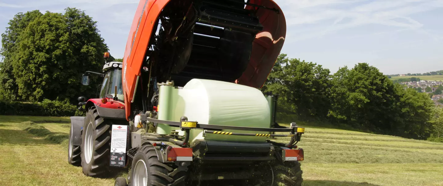 IBIO+ enrubanne une balle dans la chambre de compression