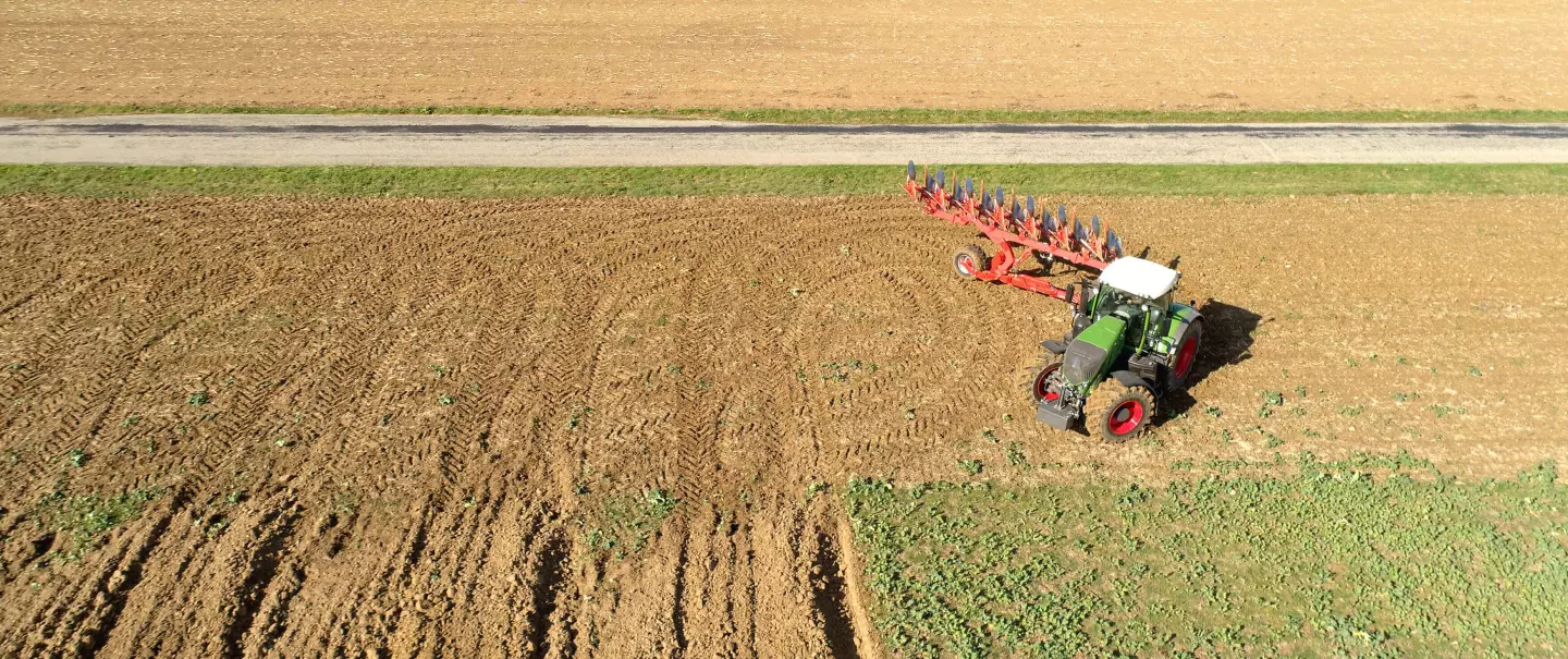 Photo aérienne du demi-tour en fourrière de la charrue semi-portée monoroue VARI-LEADER