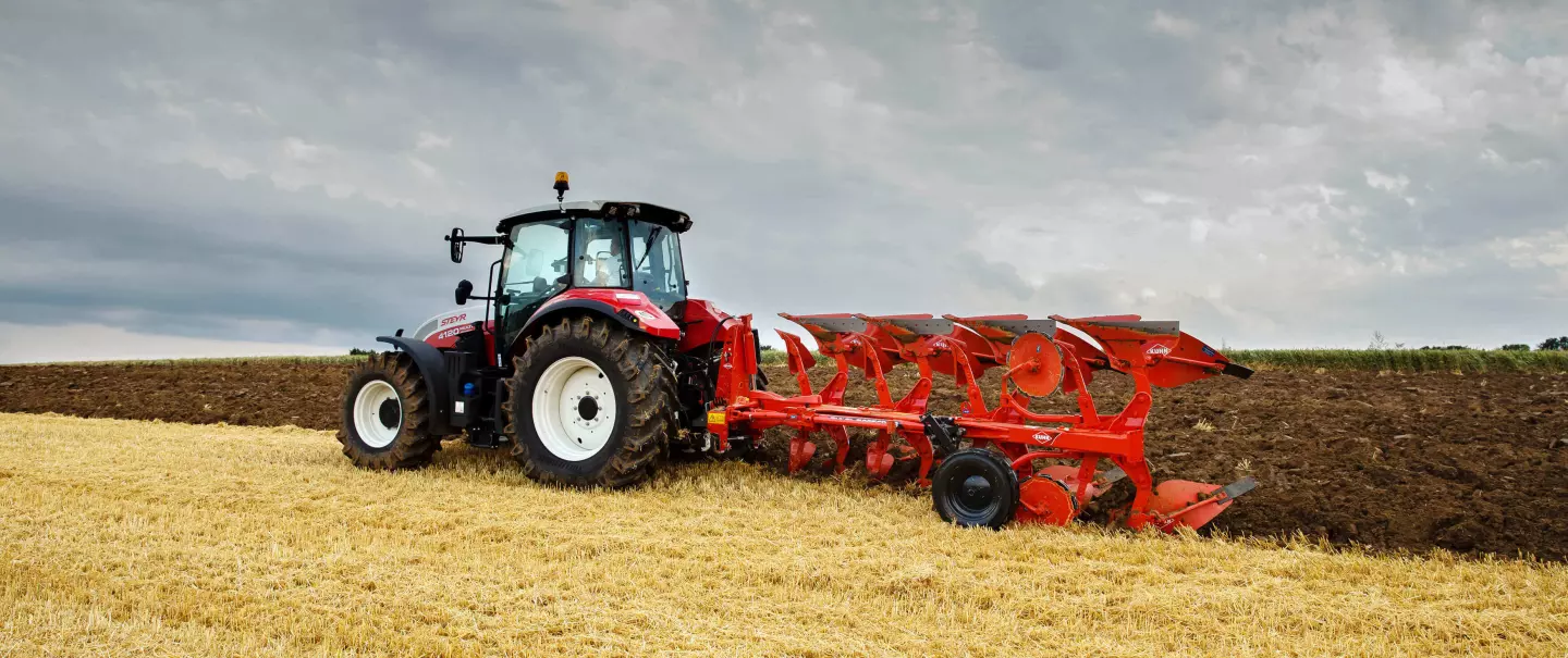 Photo de la charrue portée KUHN MASTER 113 au travail vue de côté