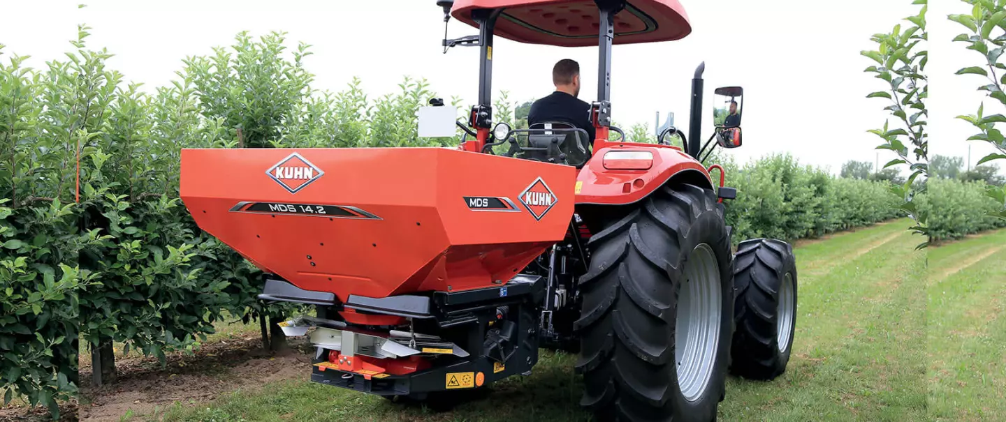 Photo du distributeur à engrais MDS 14.2 au travail dans un verger