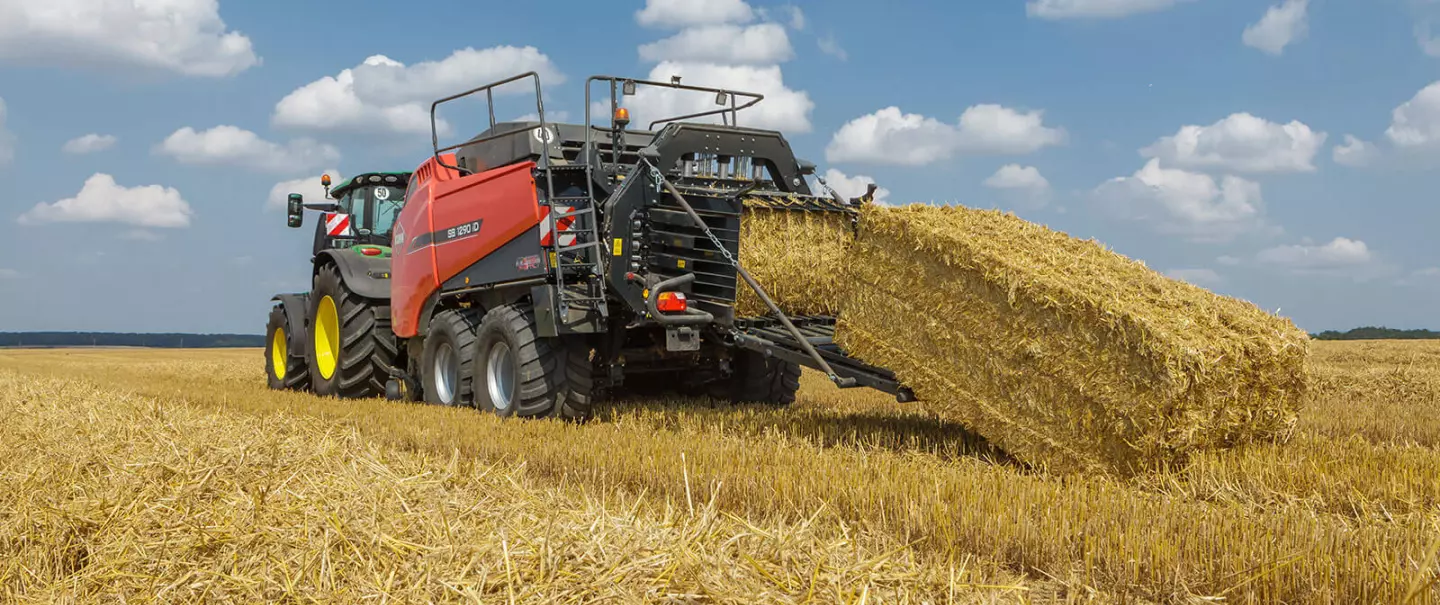 SB 1290 iD mettant en balle dans un champ de paille