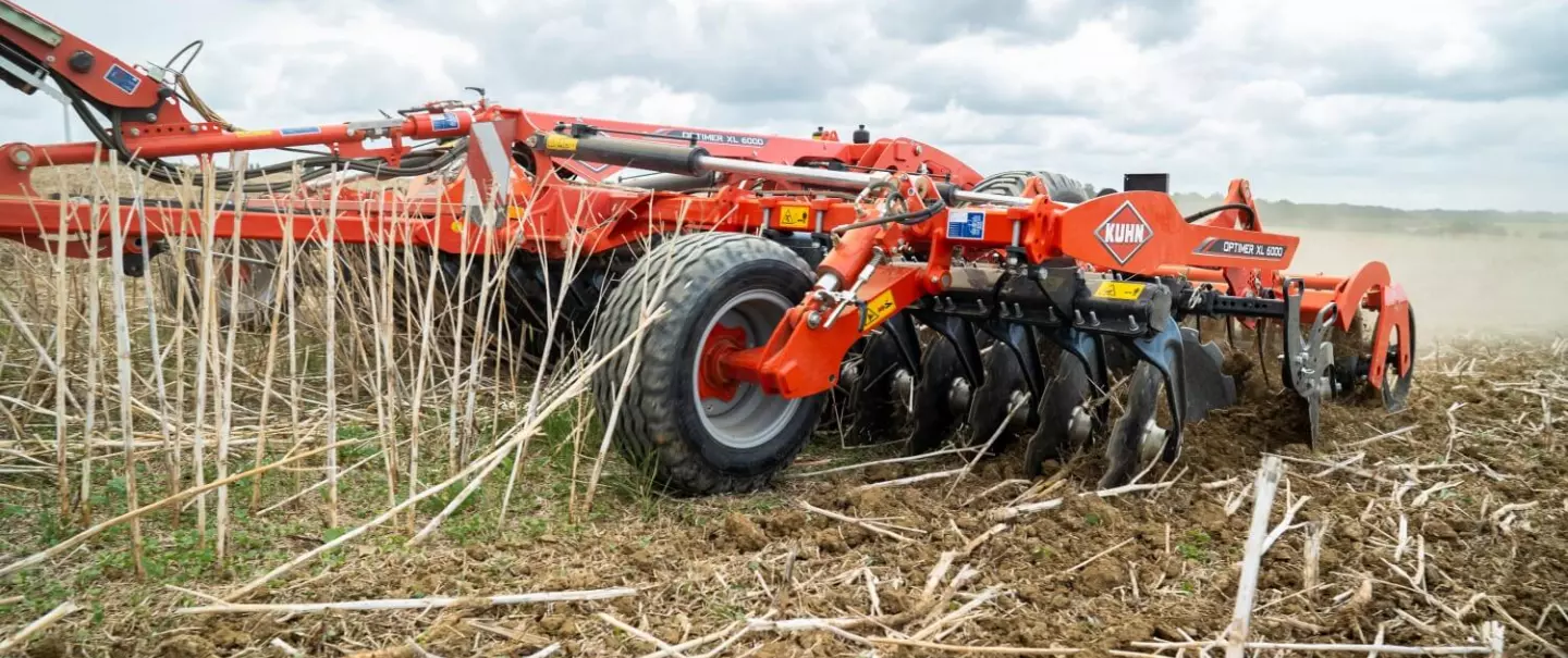 Photo du déchaumeur Kuhn modèle OPTIMER au travail