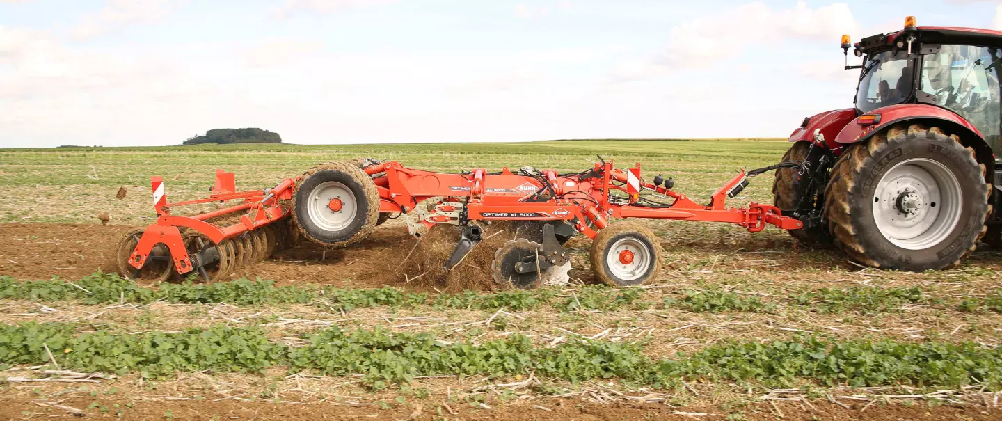 Photo vue large du déchaumeur OPTIMER XL 5000 au travail