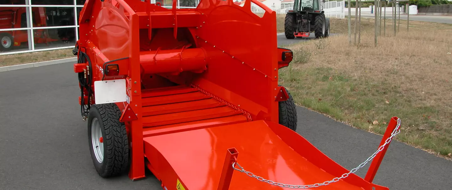 Pailleuse KUHN PRIMOR 2060 H semi-portée en vue arrière gauche