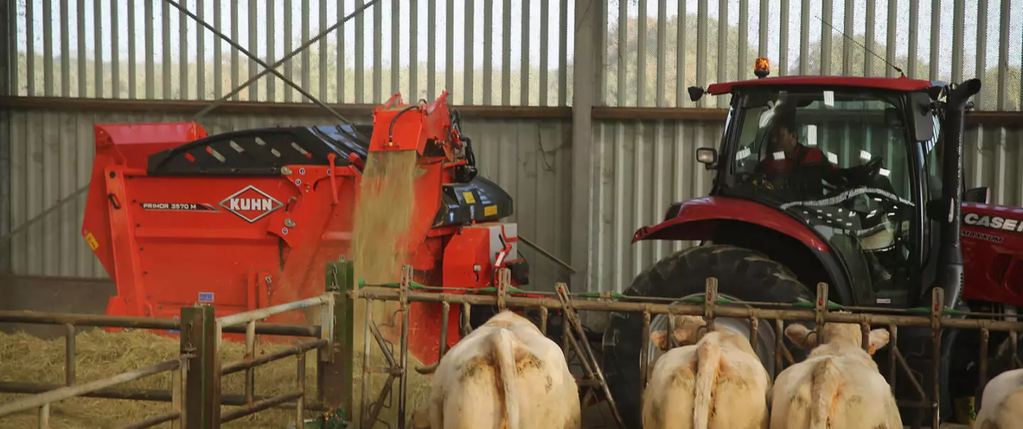 Pailleuse distributrice KUHN PRIMOR 3570 M en mode chargement