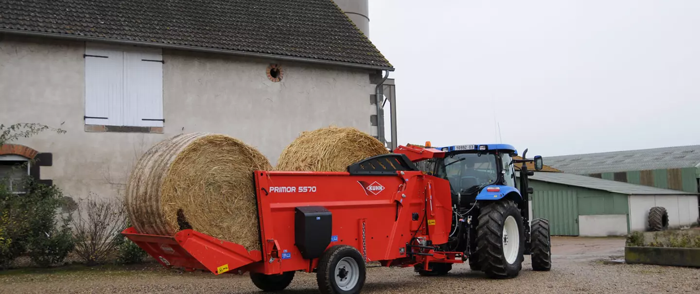 Pailleuse distributrice KUHN PRIMOR 5570 M en mode transport