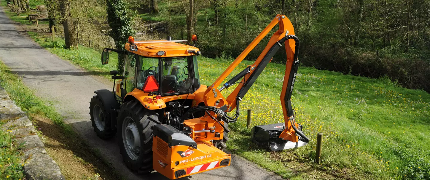 Photo de la faucheuse débroussailleuse KUHN PRO-LONGER GII 6183 au travail
