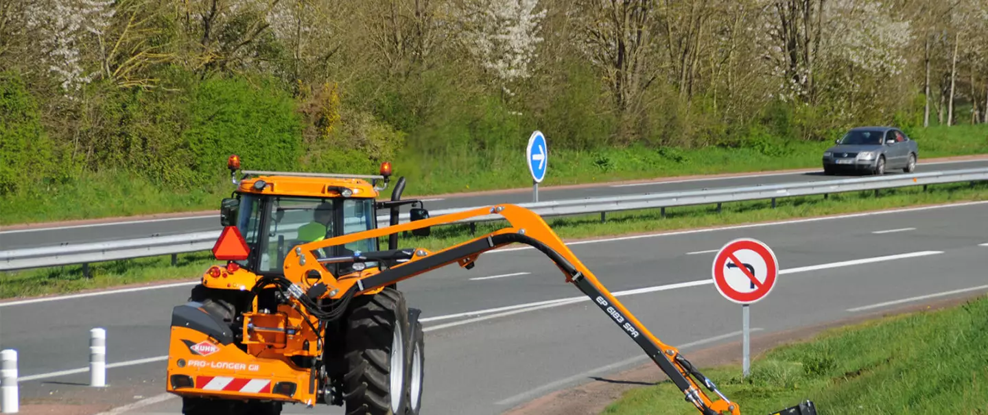 Photo de l'épareuse KUHN PRO-LONGER GII 6183 au travail en bordure de route