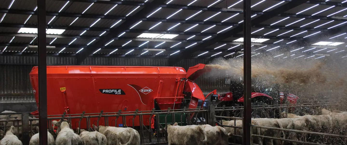 Photo de mélangeuse traînée PROFILE PLUS 2 DL au paillage et avec vaches