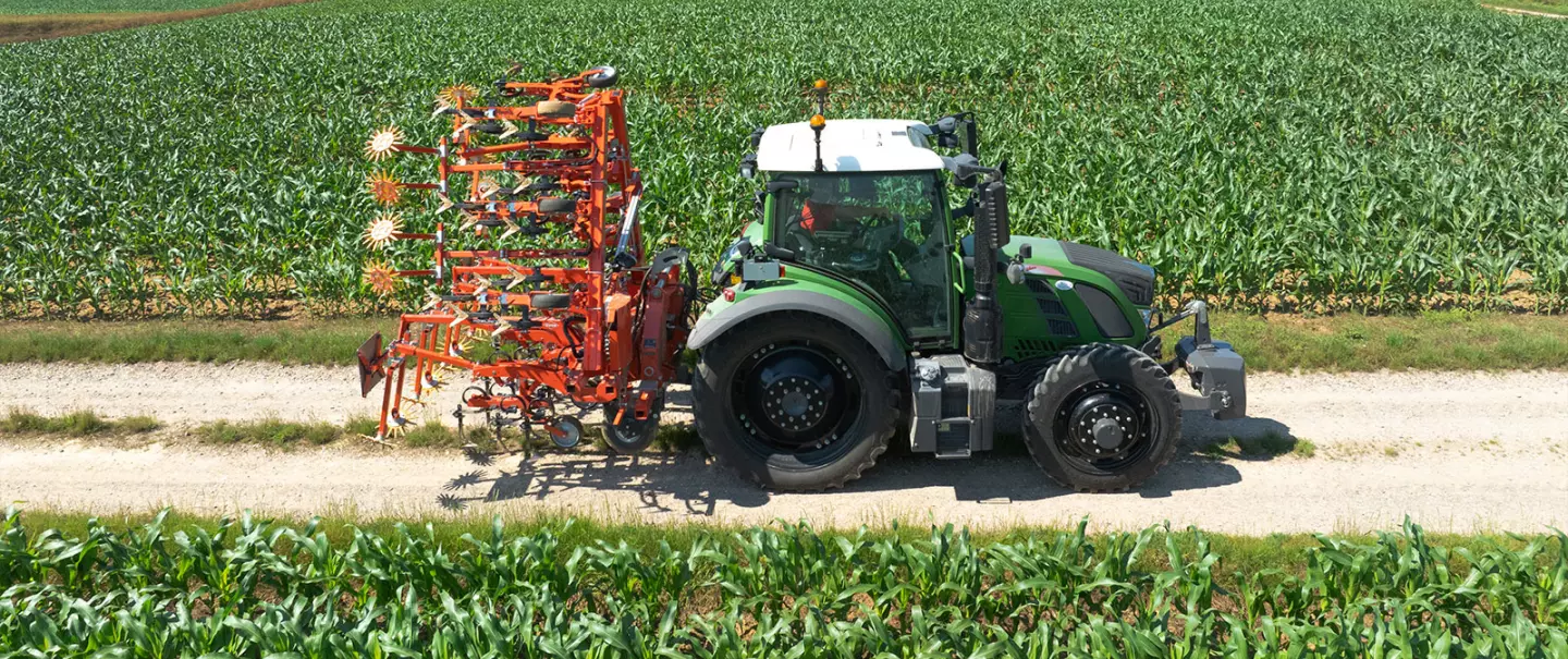 La bineuse ROWLINER au travail dans un champs