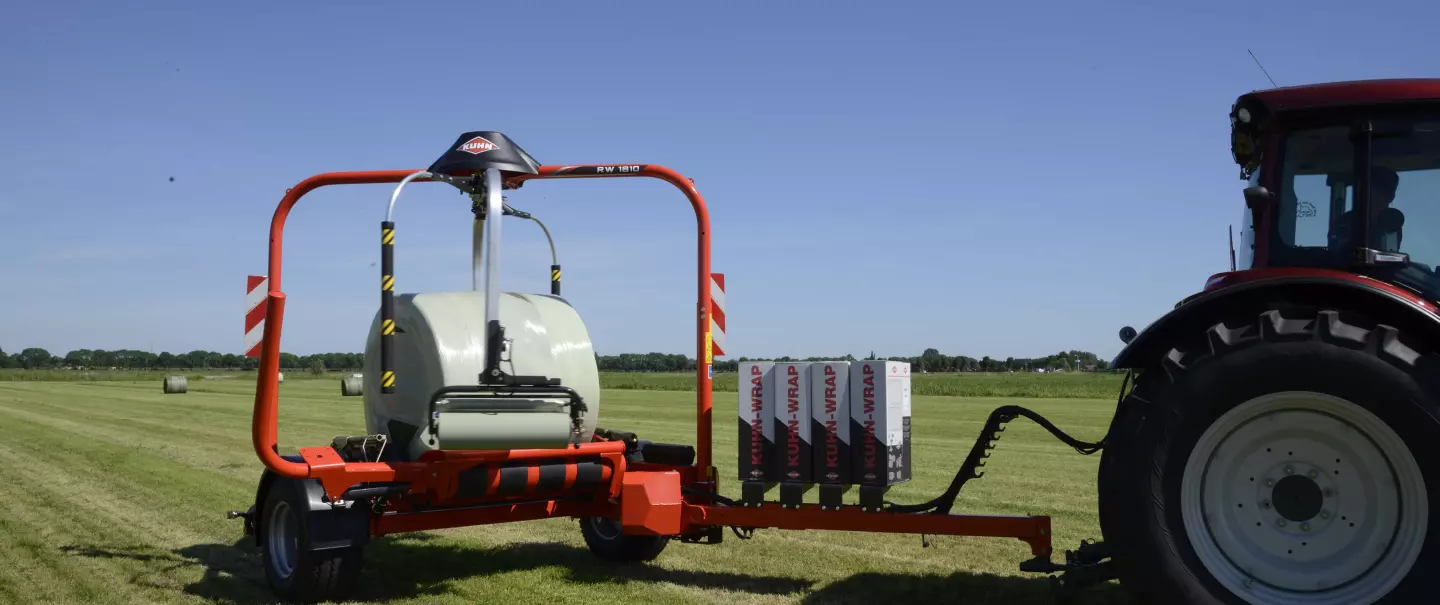 Enrubanneuse pour balles rondes RW1800 enrubannant une balle en 3D.