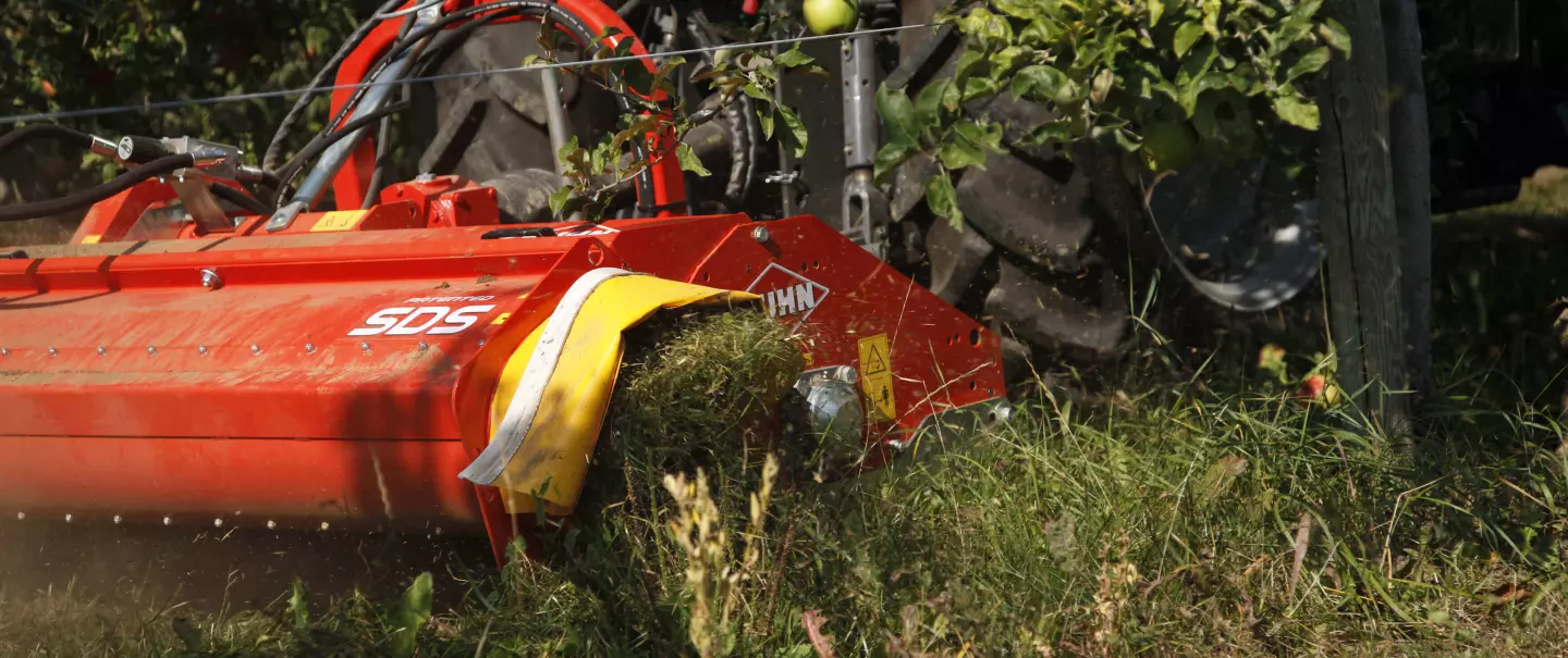 Photo du broyeur vignes et vergers SDS à dépose unilatéral au travail