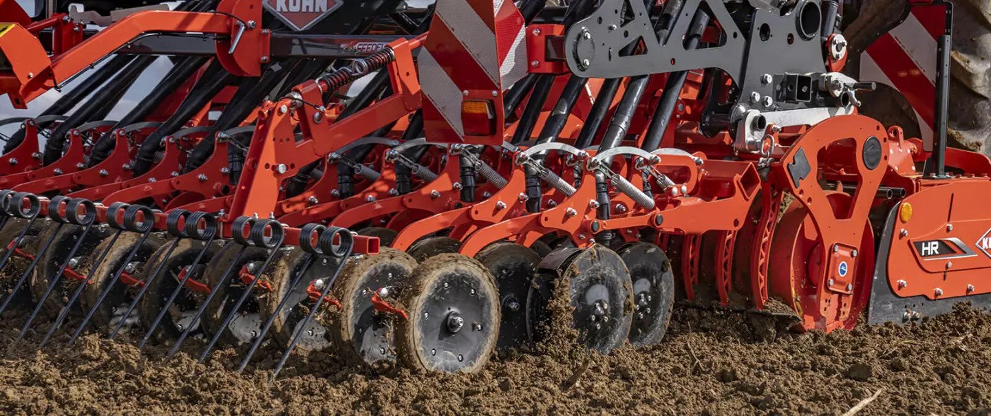 Photo de la barre de semis SEEDFLEX en action dans un champ avec le SITERA 3030 e