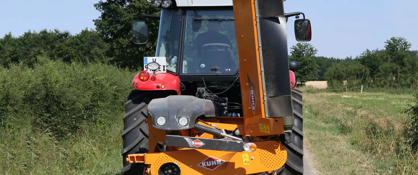 La faucheuse d'accotement SPRING LONGER Série 70 au transport sur la route