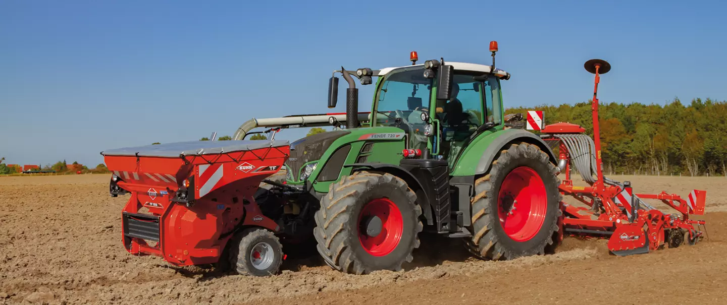Combiné de semis au transport composé de la herse rotative HR 4530 RCS et de la barre de semis HR 4520