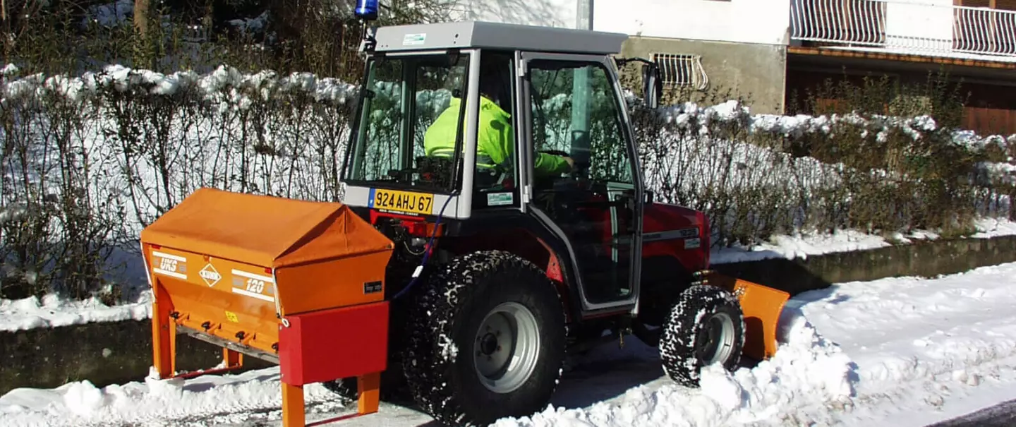 Distributeur polyvalent de sel et de sable UKS 120 et entretien des routes en hiver