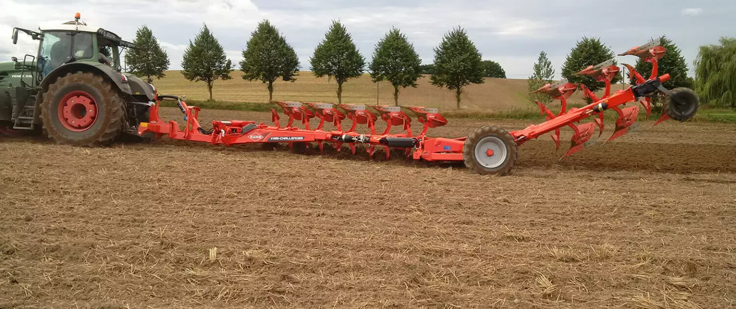 Le relevage des corps arrière assure une adaptation parfaite aux conditions de travail