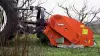  Photo en gros plan du broyeur BV 1800 attelé à l'arrière du tracteur pour travailler dans les vergers