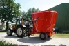 Photo de profile de la mélangeuse traînée EUROMIX avec tracteur