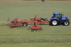 Photo de l'andaineur GA 13031 KUHN au travail dans une prairie