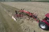 Photo de l'andaineur GA 7530 au travail dans une prairie en dépose 1 andain