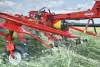 Photo en gros plan du faneur GF 502 KUHN au travail