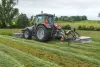 PZ 3015 fauchant de l'herbe avec une faucheuse frontale