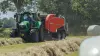 Combiné presse-enrubanneuse VBP série 3260 au travail dans un champ rempli de balles enrubannées.