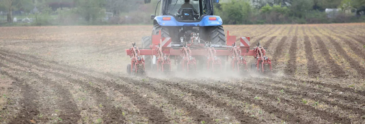 The pass of the STRIGER 100 in spring allows the seed furrow to be prepared